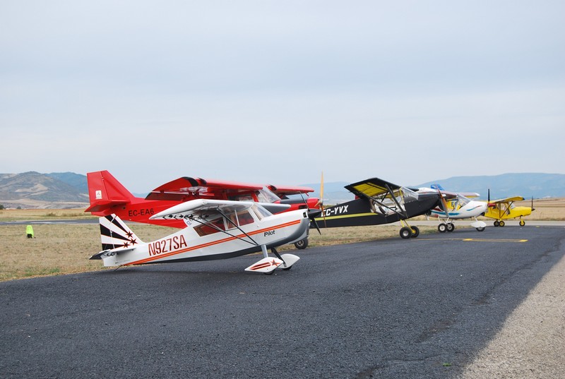 Lumbier acogi&oacute; la fiesta de los Deportes A&eacute;reos en Navarra
